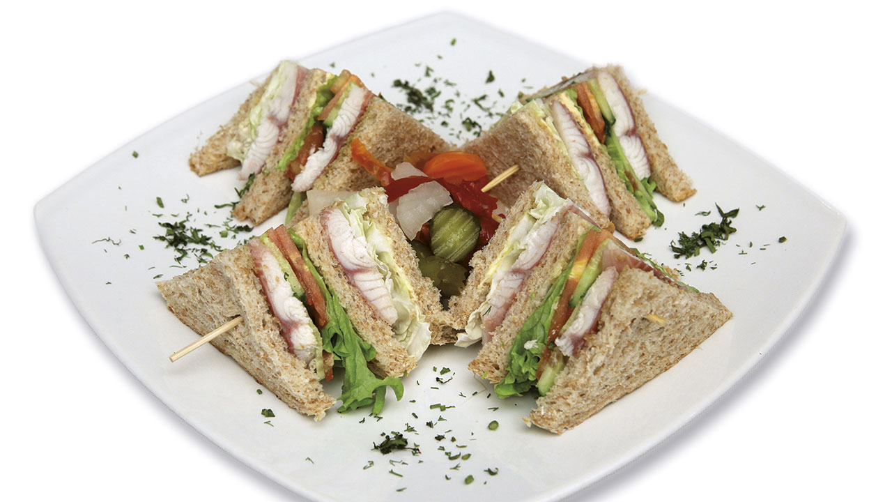 Club Sandwich με κινέζικο λάχανο και καπνιστό χέλι