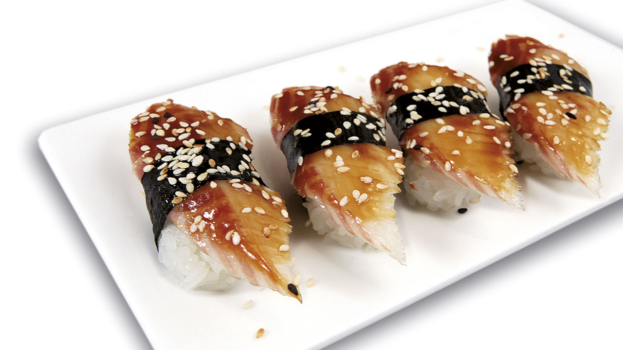 Nigiri sushi με καπνιστό χέλι και σουσάμι